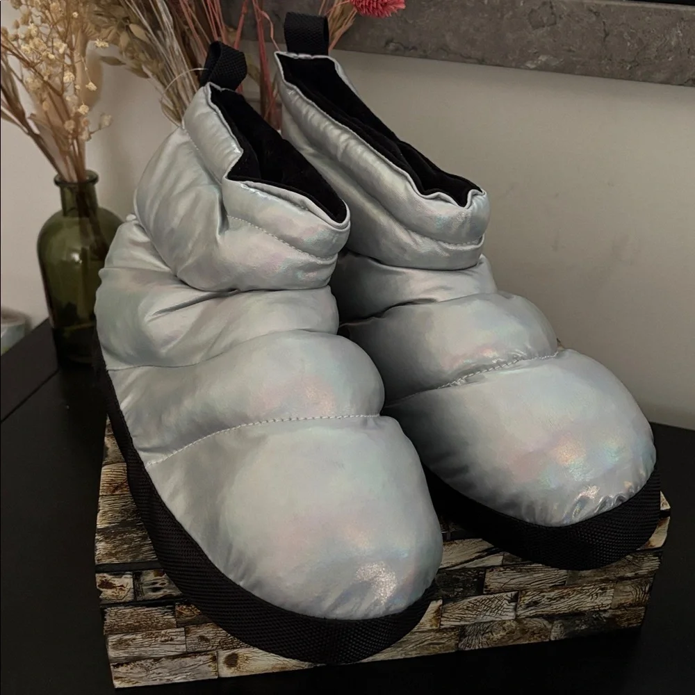 NWT CAPEZIO (9/10) Slipper Boot Metallic Nylon Quilt Moon Silver Black Comfort - Picture 5 of 15